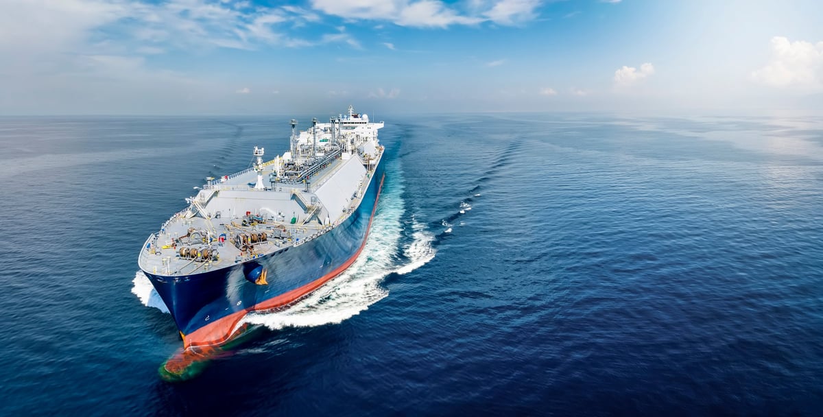 Industrial tanker vessel for bulk bitumen logistics