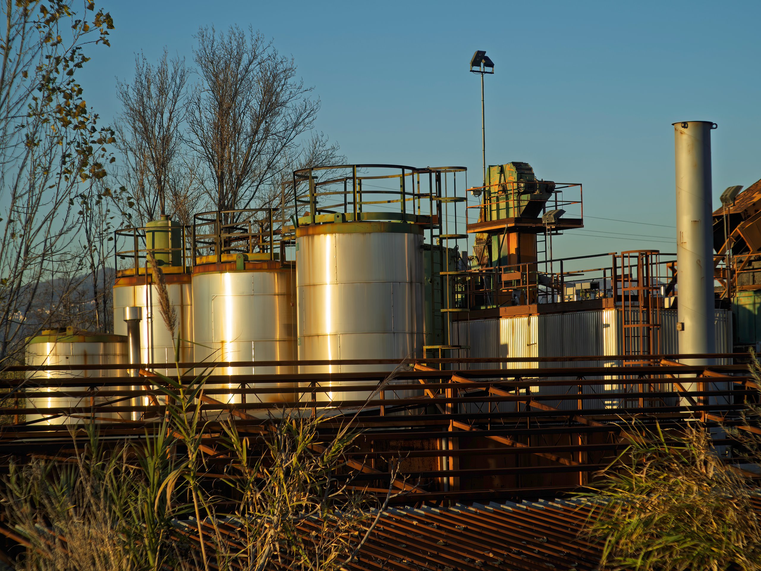Industrial asphalt and bitumen production facility with storage tanks