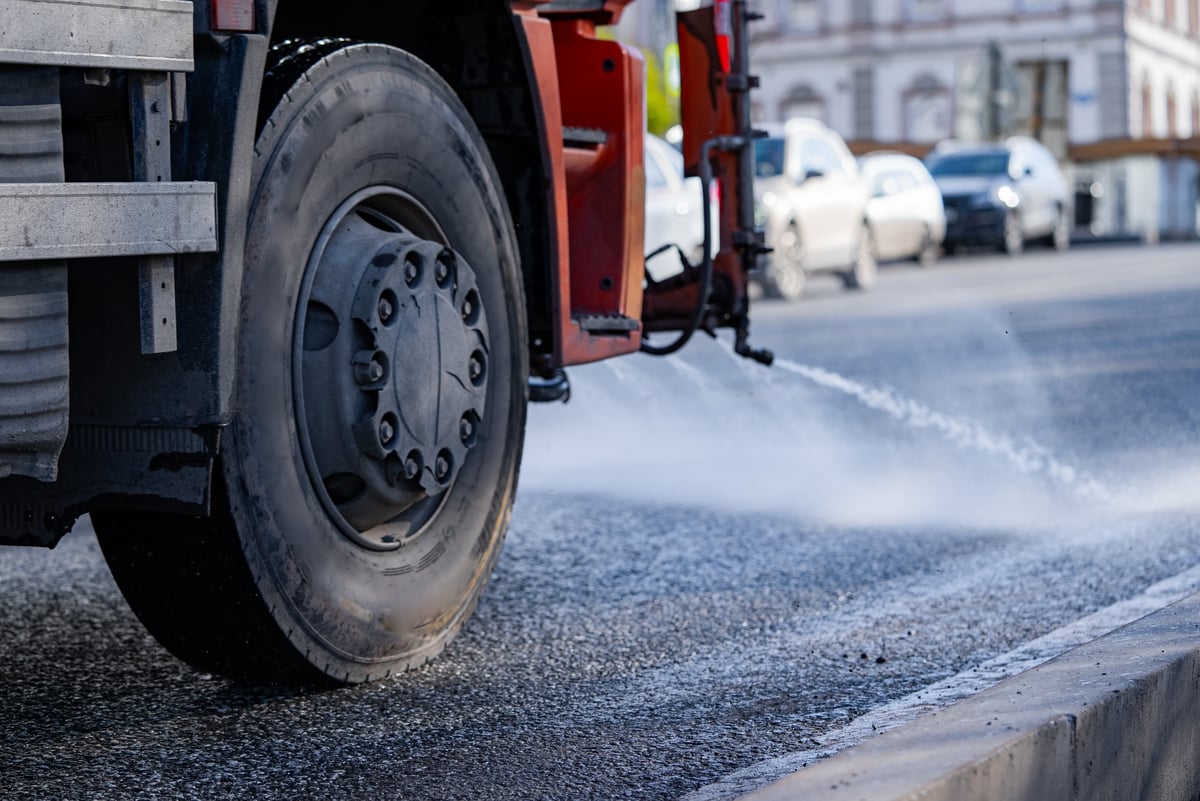 Road surface spraying with bitumen emulsion