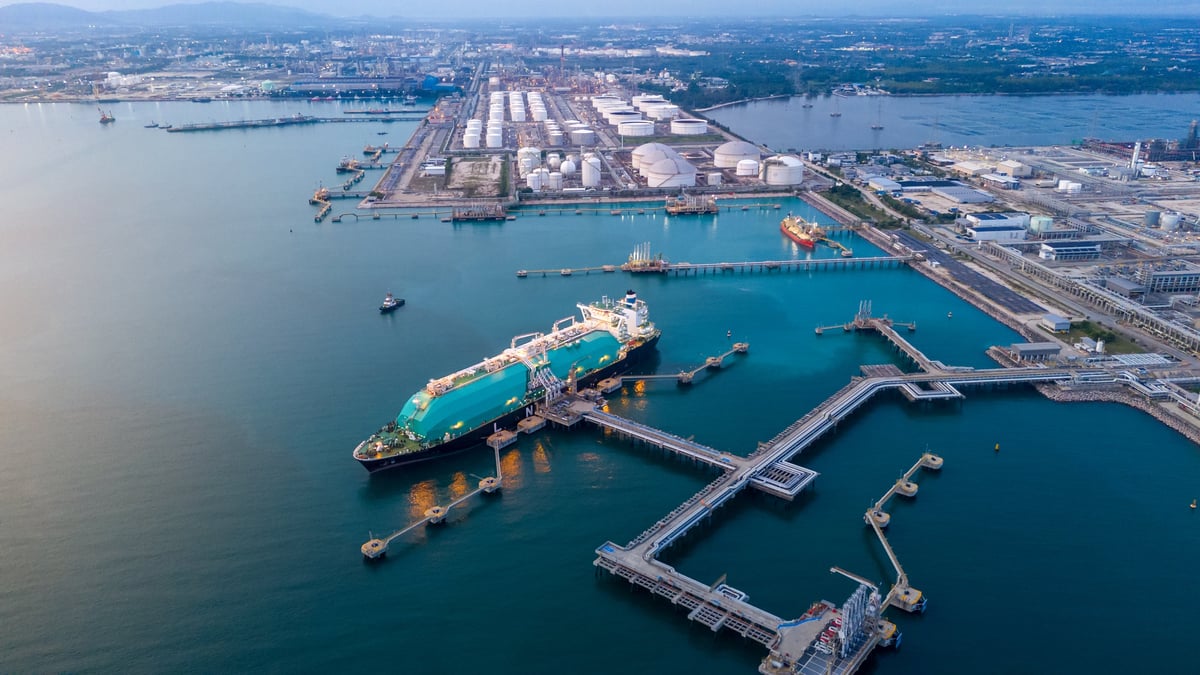 Industrial tanker vessel for bitumen marine shipping and export logistics